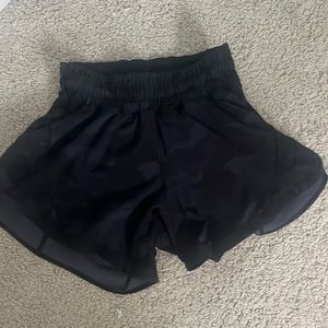 Lululemon Hotty Hot size 4 “4” camo shorts